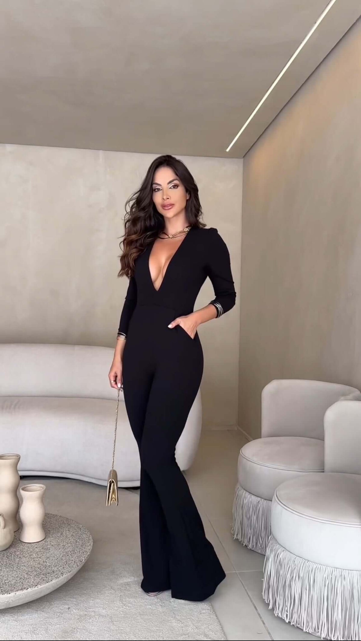 MACACÃO DECOTE V PRETO